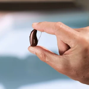 a_man_holding_a_phonak_audeo_infinio_sphere_in_his_hand